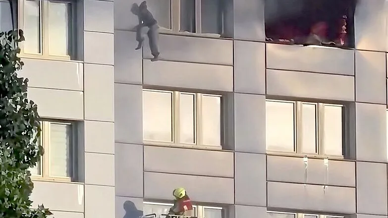 Mulher salta do 11.º andar em chamas e cai nos braços de bombeiro. Vídeo mostra resgate dramático em Berlim