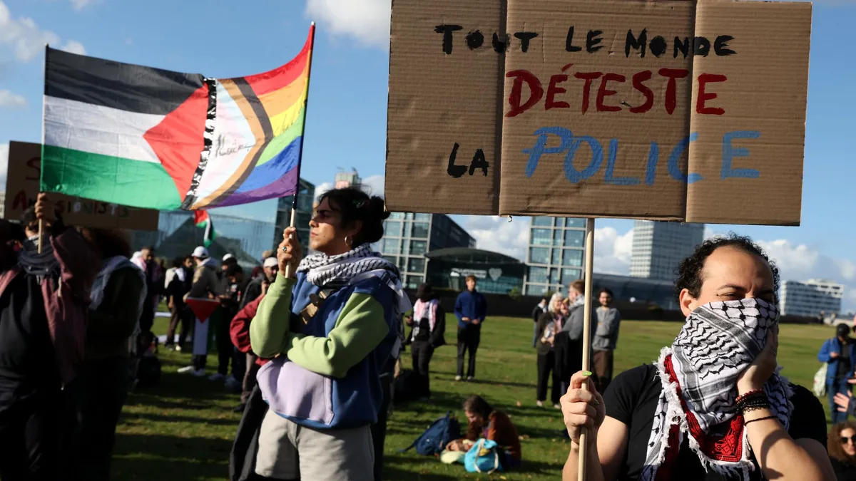 « Tout le monde déteste la police » : ce chant bien connu des manifestants s’exporte au Royaume-Uni (et au-delà)