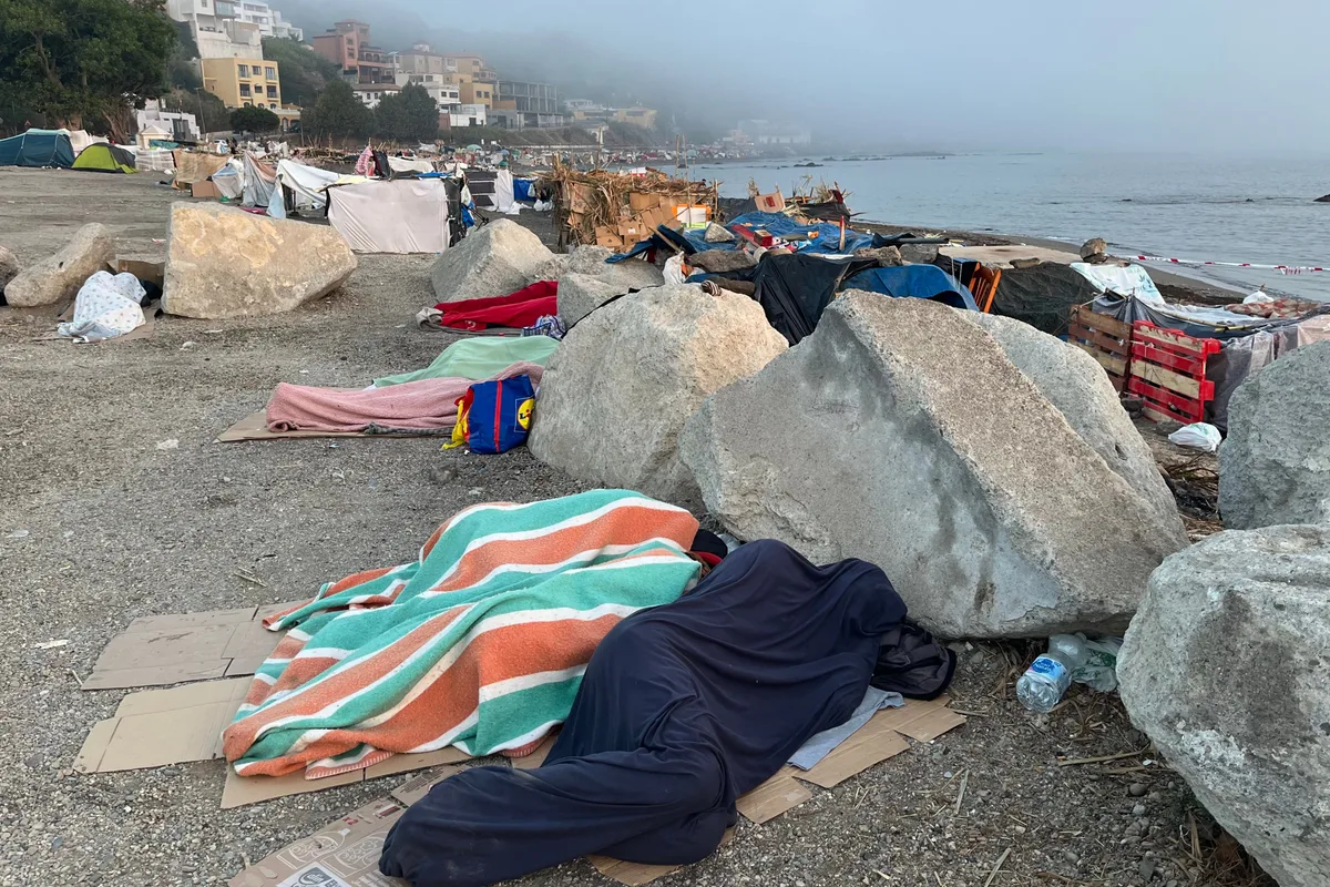 Un mes después de la crisis en Ceuta, “son más los migrantes sin un techo digno que los que sí lo tienen” pese a la ampliación de plazas