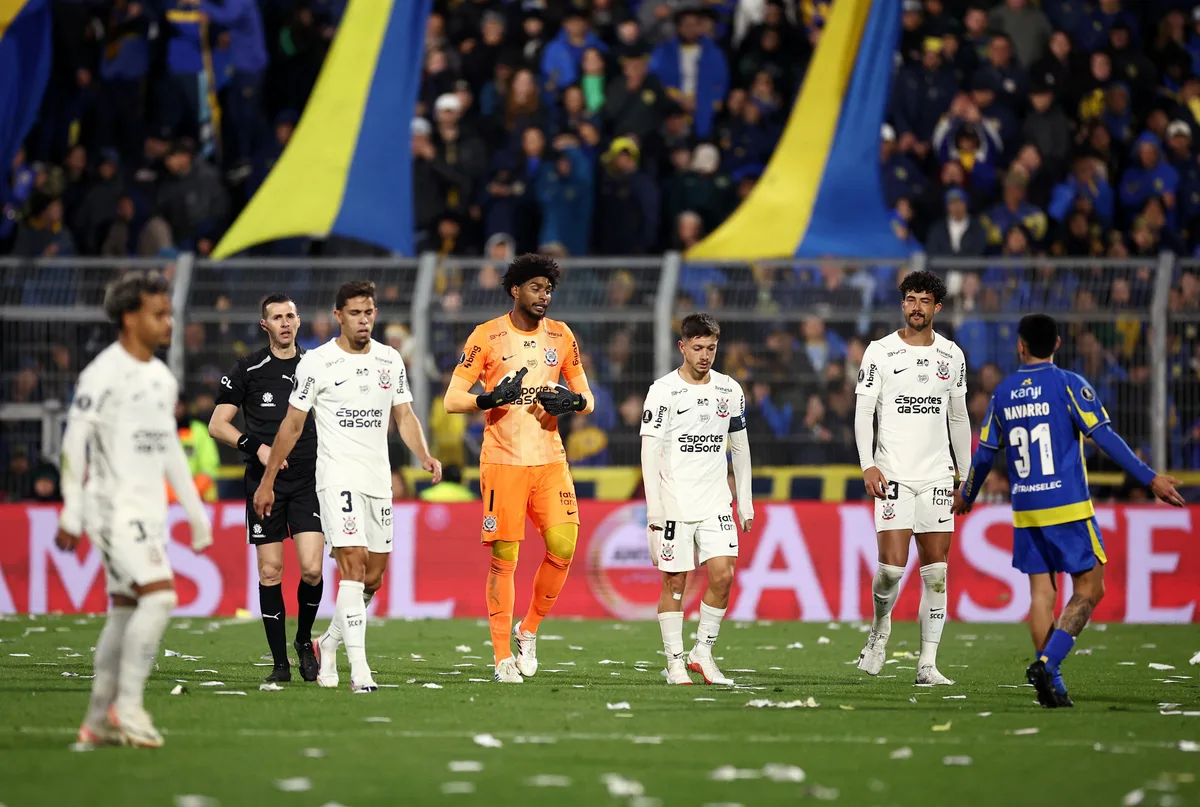 Atuações do Corinthians: zagueiros vão bem em jogo complicado por expulsão de Allan; dê suas notas