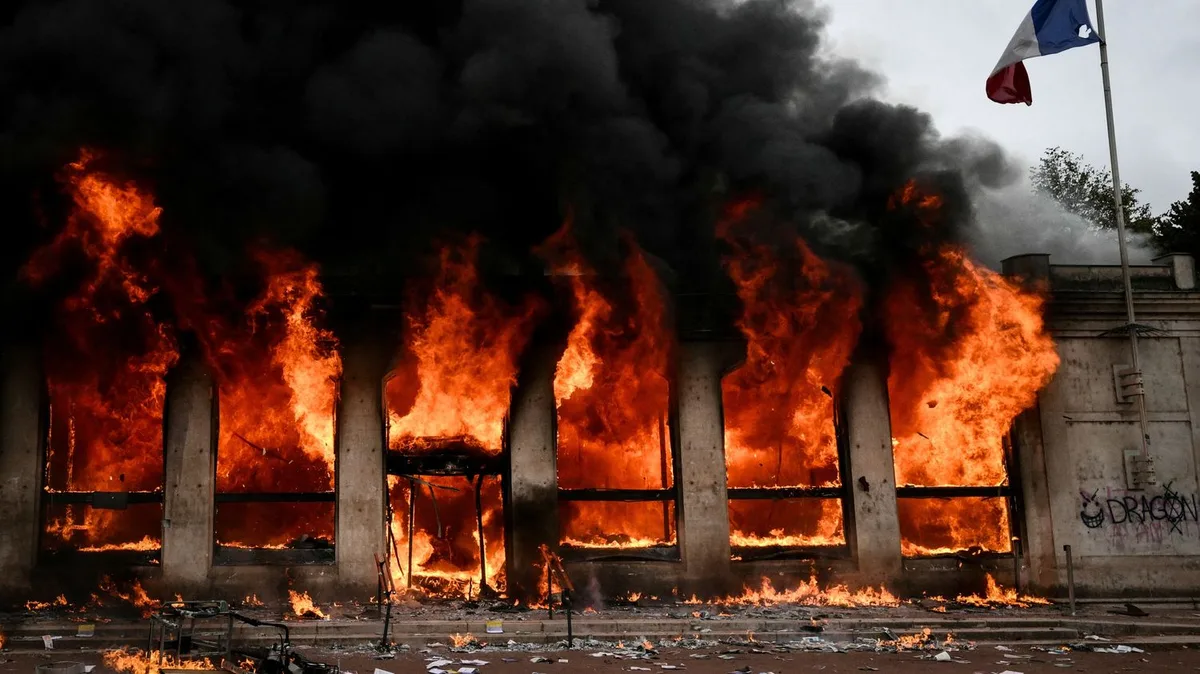 Une antenne de l'office de tourisme de Lyon saccagée et incendiée en marge de la mobilisation du 17 octobre