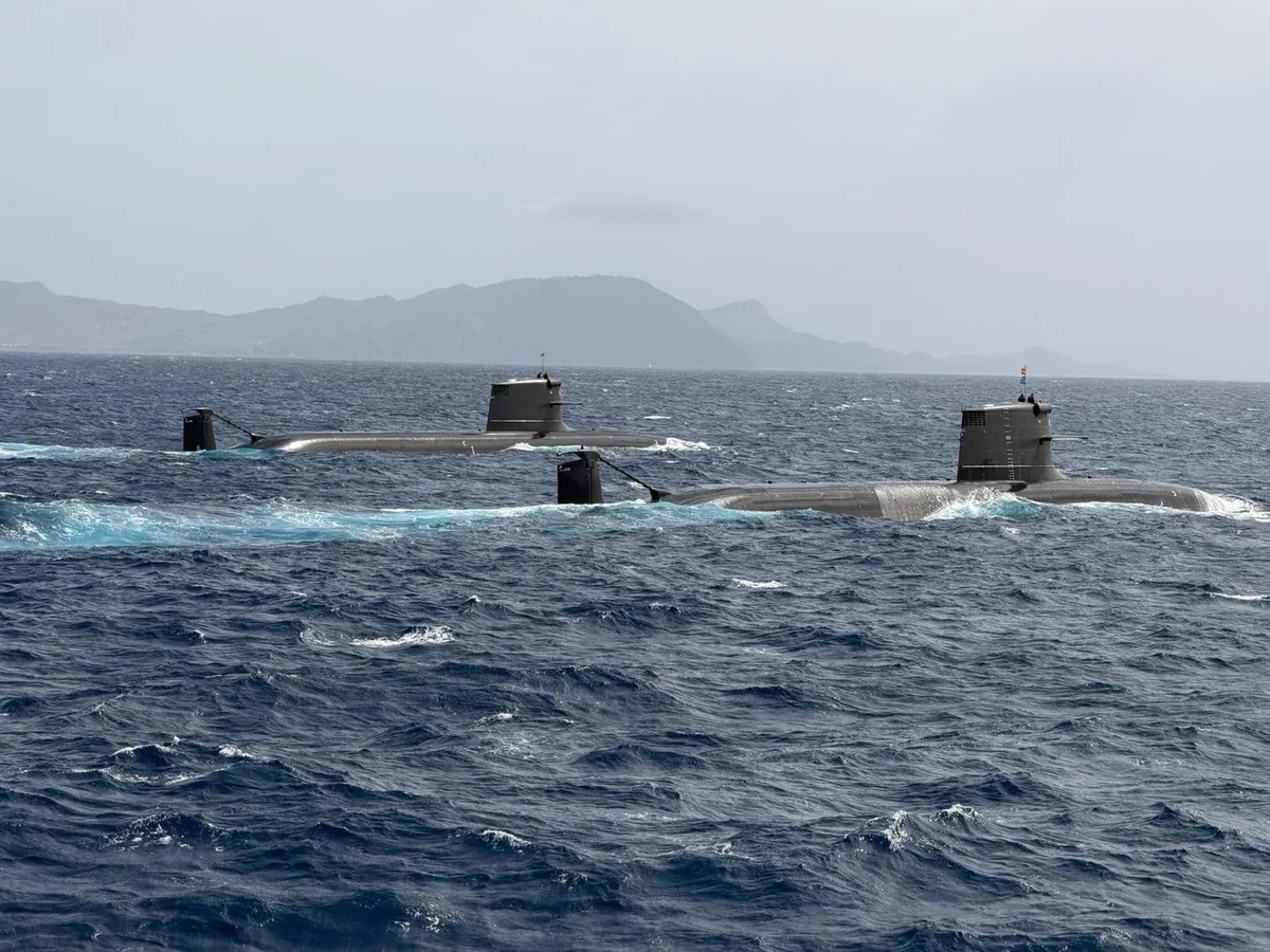 Los submarinos S-81 'Isaac Peral' y S-82 'Narciso Monturiol' navegan juntos por primera vez en aguas de Cartagena
