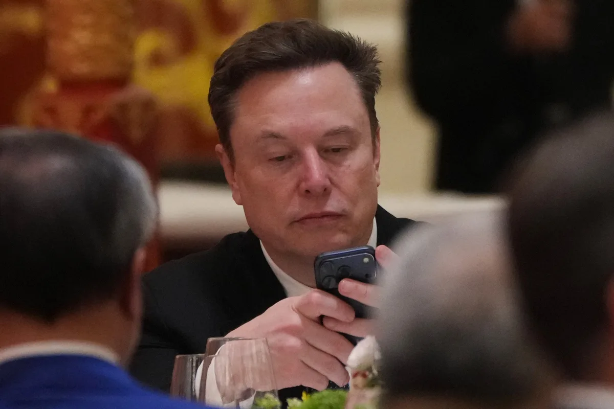 Elon Musk le puso fecha al final del celular, y explicó qué lo reemplazará
