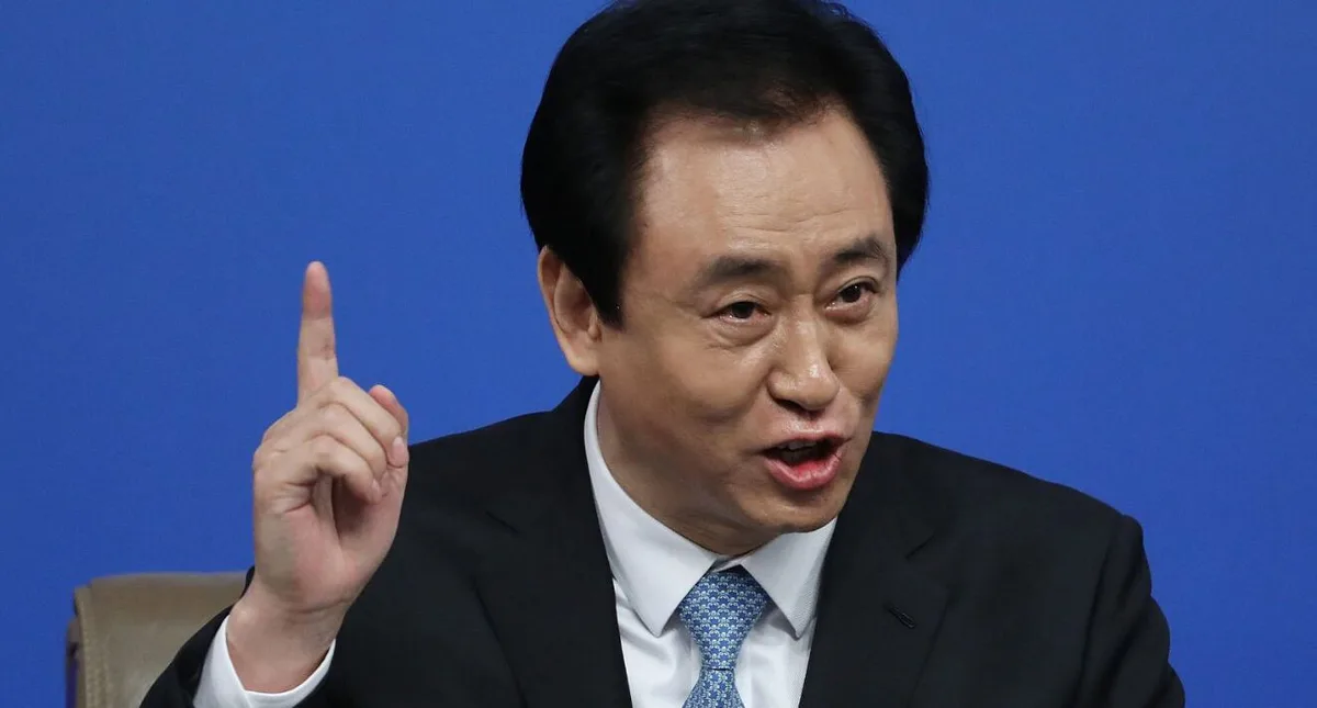 Fue el hombre más rico de China: hoy, a sus 67 años, ha sido condenado a cadena perpetua tras desencadenar la crisis de inmobiliaria de Evergrande
