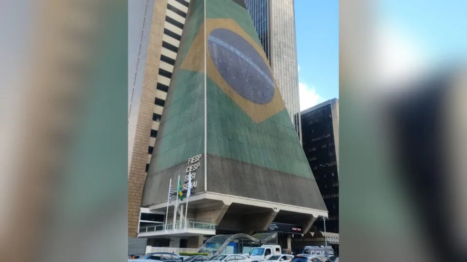 Fiesp exibe bandeira do Brasil em protesto após revelações sobre Moraes e Vorcaro