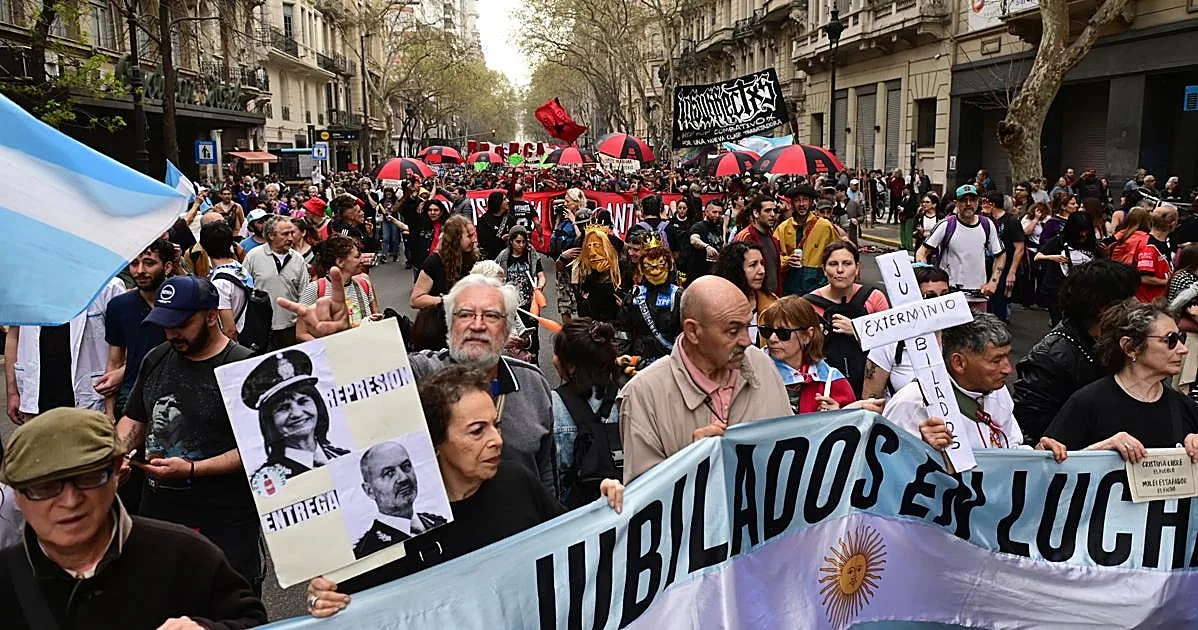 Miles de argentinos se unen en una 'Marcha de la bronca' contra Milei: «Estamos lejos de llegar a fin de mes»