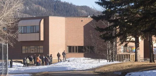 Colúmbia Britânica processa OpenAI nos EUA por ataque armado em escola no Canadá