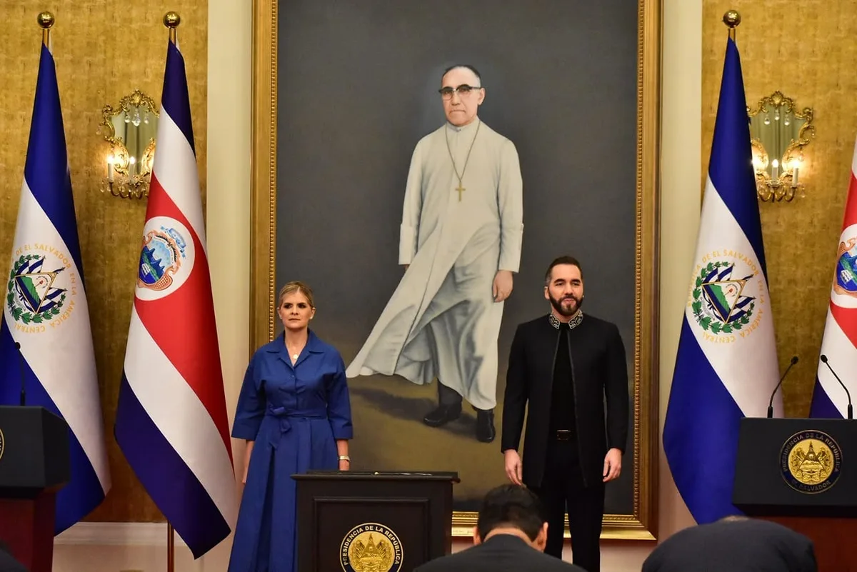 Imágenes de una reunión sin precedentes entre Laura Fernández y Nayib Bukele