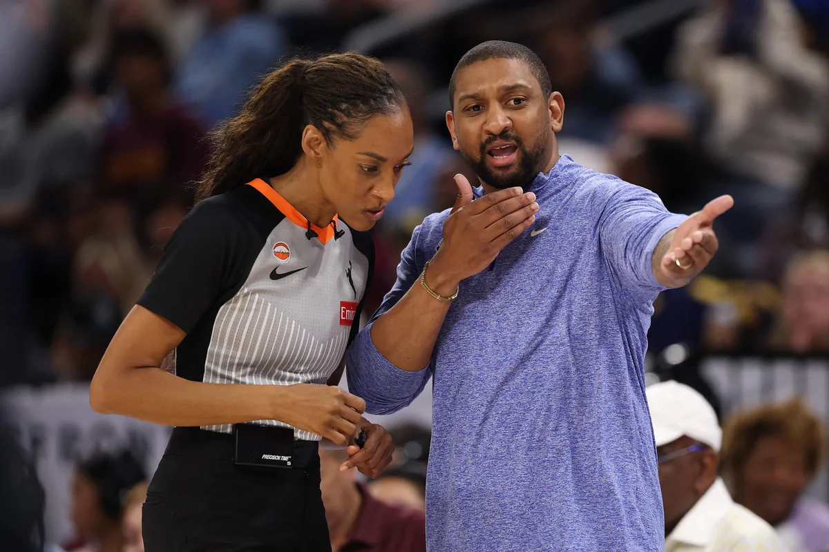 Otro partido de la WNBA parado por el lanzamiento de juguetes sexuales a la pista