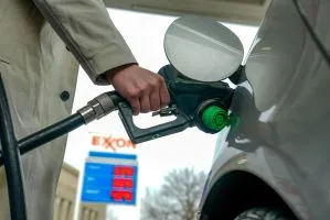 Preço médio da gasolina nos EUA completa um mês acima de US$ 4 por galão