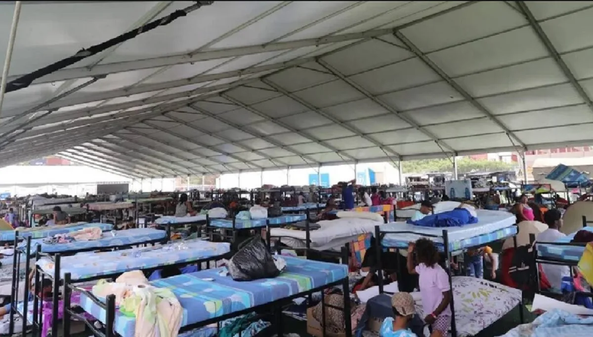 Familias damnificadas en la avenida Bolívar de Caracas exigen asistencia oficial urgente ante el deterioro de los refugios temporales