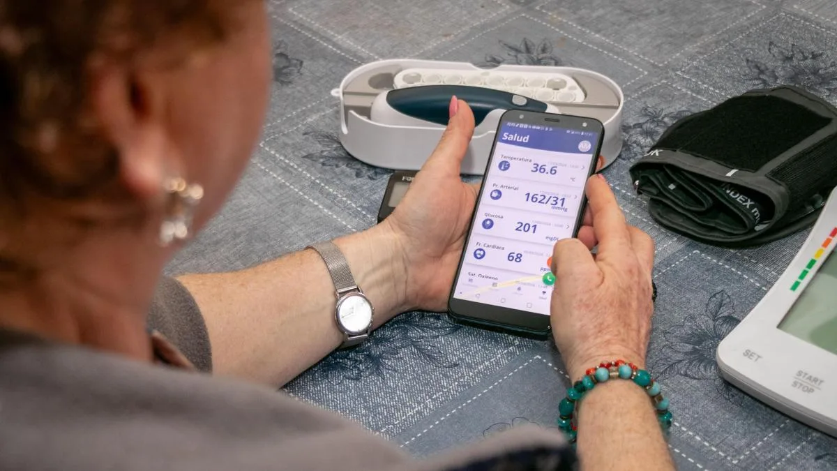 Vivir en una casa con sensores de vibración bajo el suelo para monitorizar la salud en la madurez