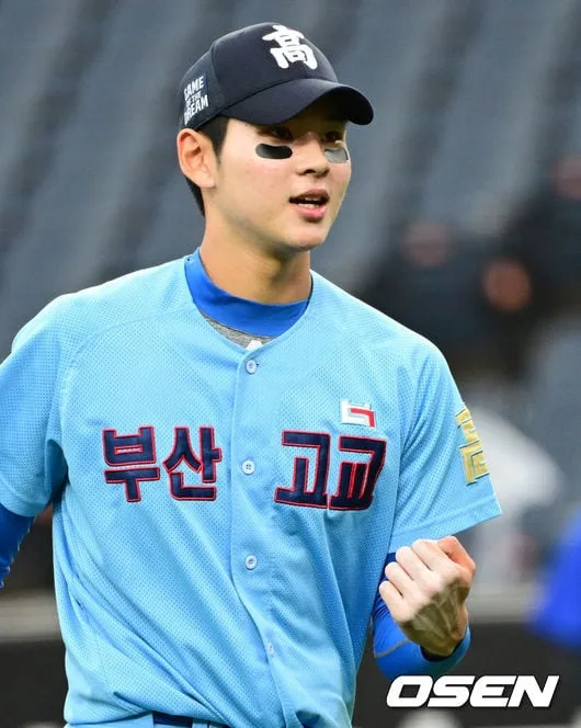 日 야구계가 韓 18세 괴물에 벌벌 떤다! 요미우리 스카우트도 반했다 “일본에서도 1순위”…대표팀 감독도 “우리 좌타자 대응 못해” 잔뜩 긴장