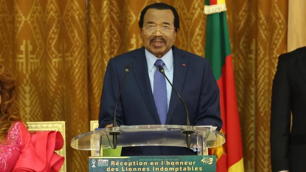 À la Une: le genou tout neuf de Paul Biya
