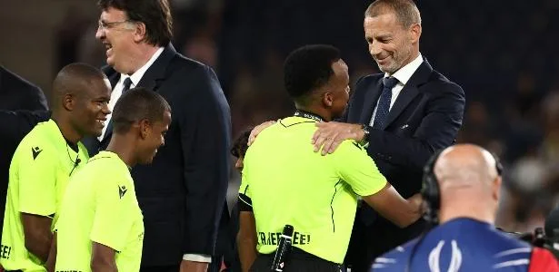 Juiz vetado da Copa ganha medalha de presidente da Uefa após final europeia