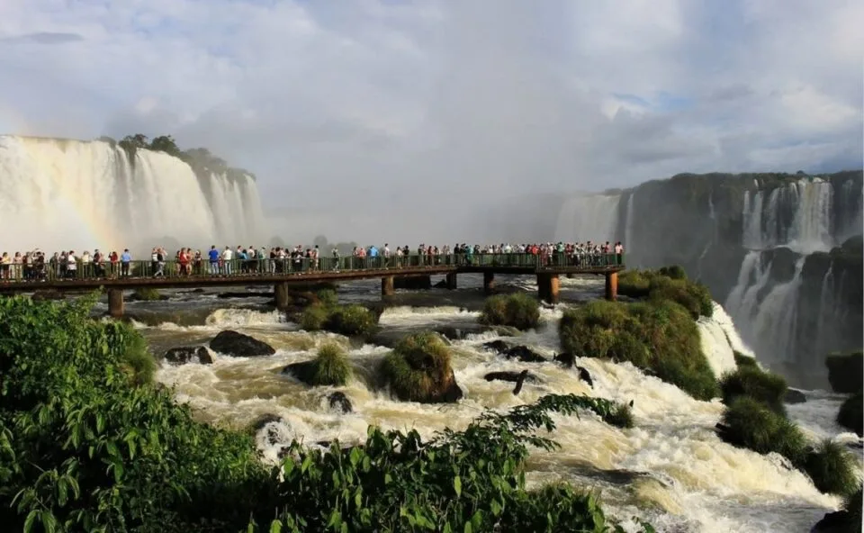 Albergue procura voluntários para viverem nas Cataratas do Iguaçu por três semanas; veja como se candidatar