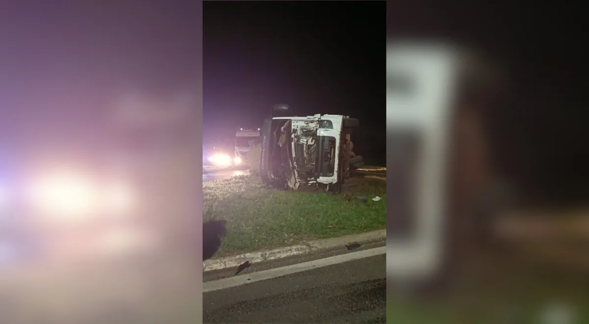 Batida entre caminhões deixa 3 feridos e causa tombamento em Pratânia