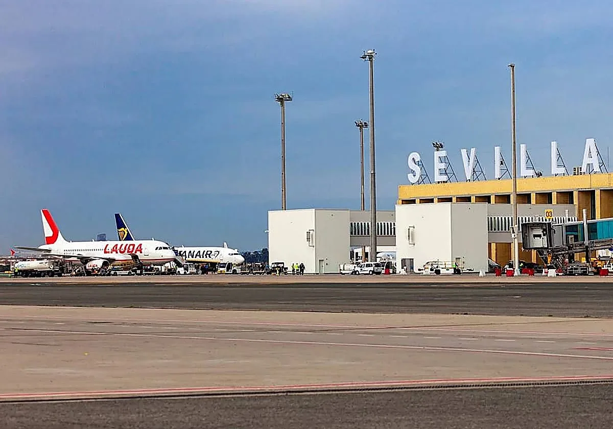 Un aterrizaje forzoso en el aeropuerto de Sevilla obliga a suspender media hora los vuelos