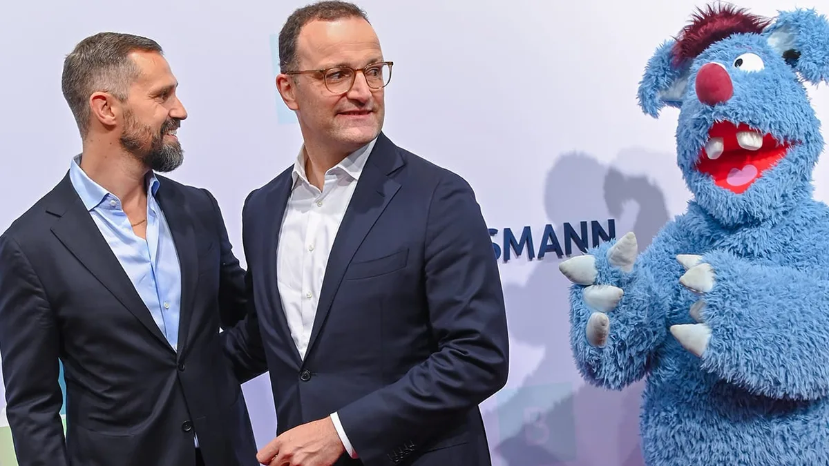 Mit Ehemann Daniel Funke und Woozle Goozle - Kuschel-Auftritt von Jens Spahn