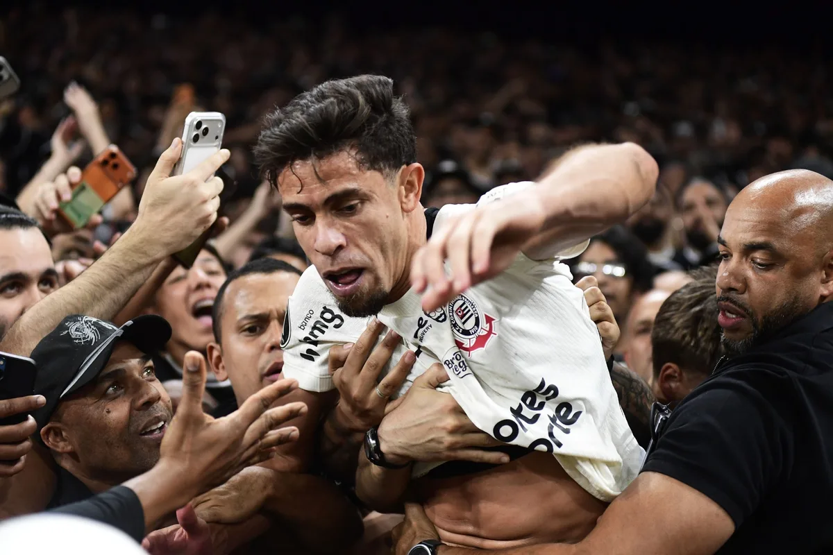 Gabriel Paulista comemora classificação do Corinthians no meio da torcida; veja fotos