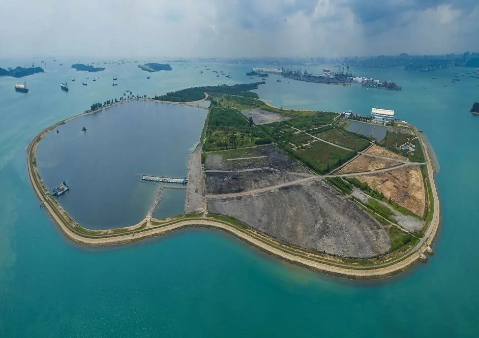 Singapura construiu uma ilha de lixo. Hoje, tem mangais, corais e turistas