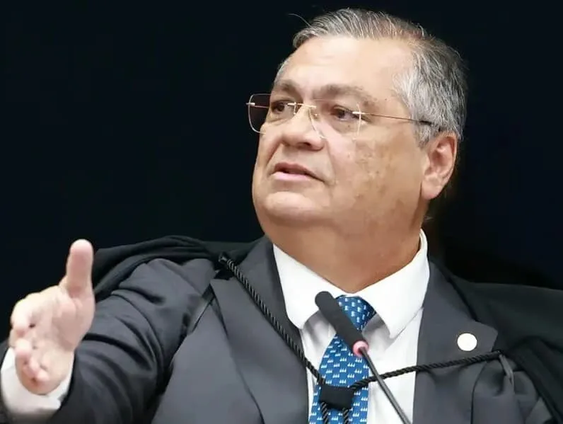 Dino pede apuração de conexões entre Mendonça, Master e cemitérios