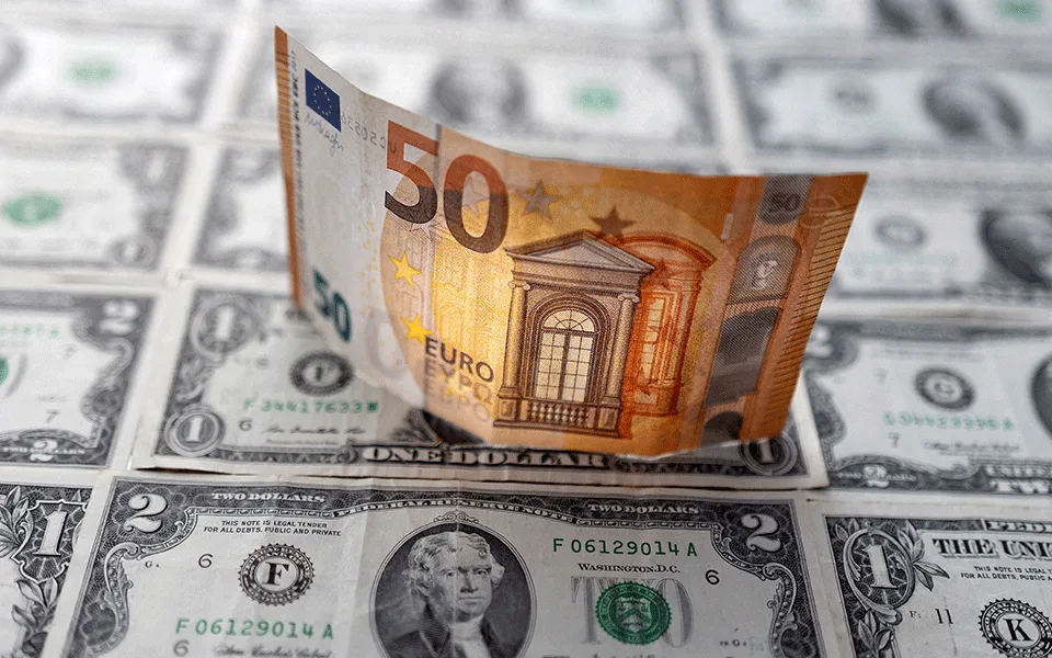 Euro volta às subidas e aproxima-se de 1,17 dólares