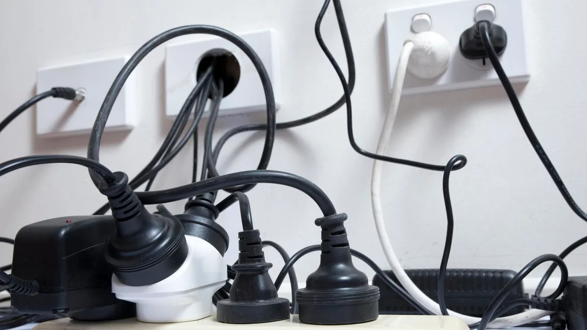 Leitungs-Wirrwarr: Kabel verstecken: So bekommen Sie das Chaos in den Griff