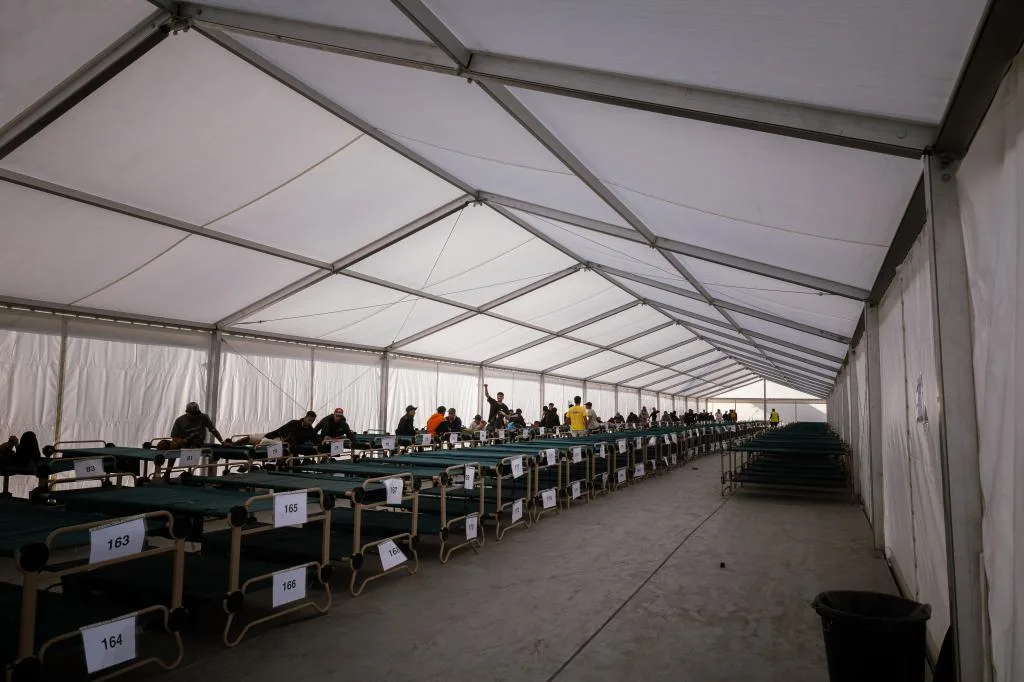 La Audiencia Nacional pide al Gobierno los expedientes del campamento para inmigrantes del puerto de Ceuta tras admitir el recurso del SUP