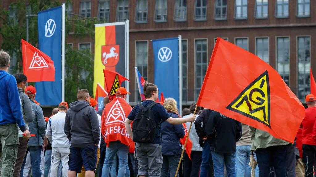 Allemagne: chez Volkswagen, salariés et syndicats vent debout contre le plan massif de suppression d'emplois