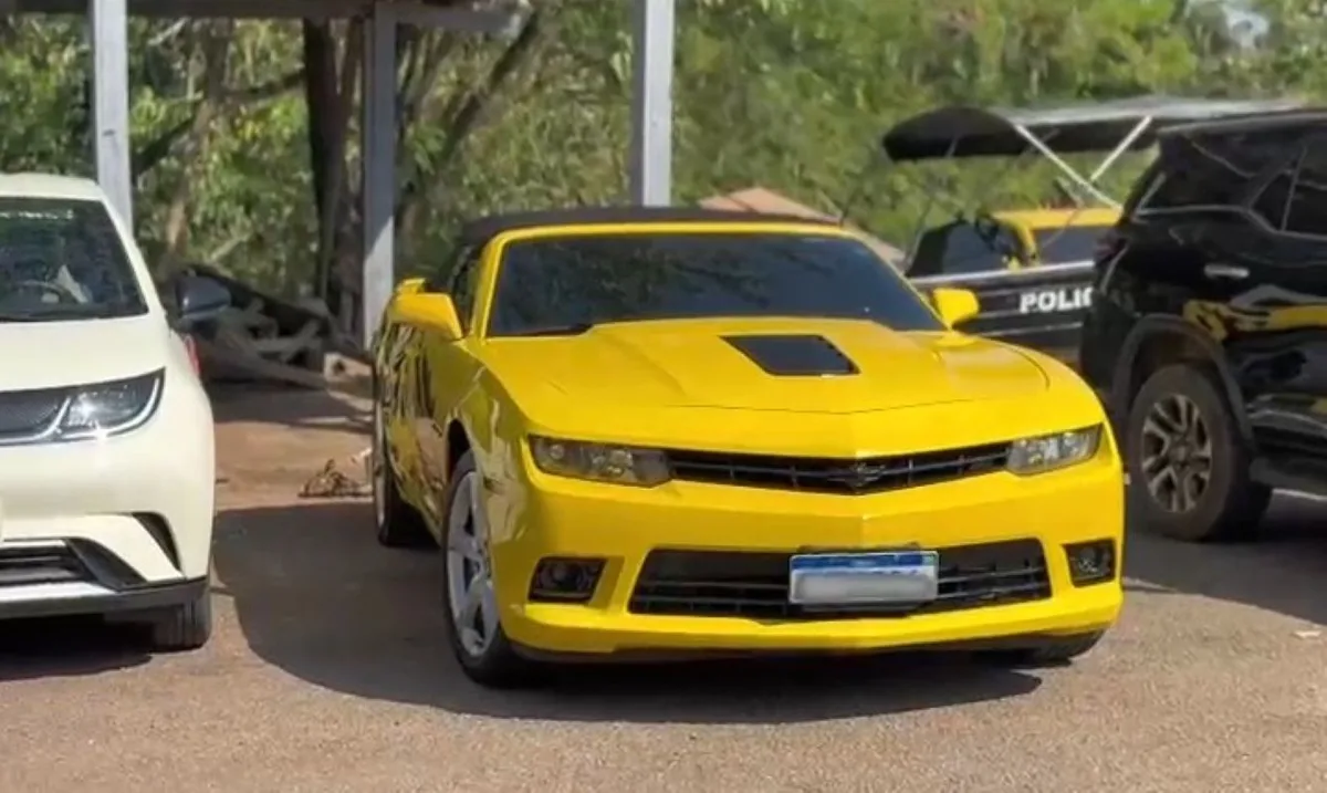 Camaro amarelo é apreendido em ação contra lavagem de dinheiro em RO