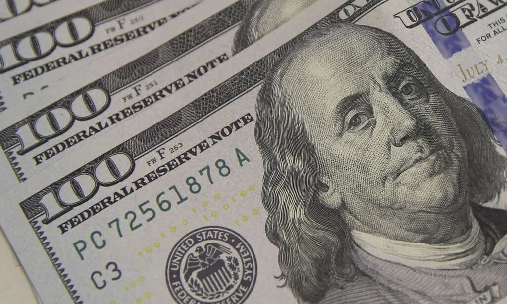 Dólar sobe para R$ 5,15 com cenário eleitoral e tensão no Oriente Médio