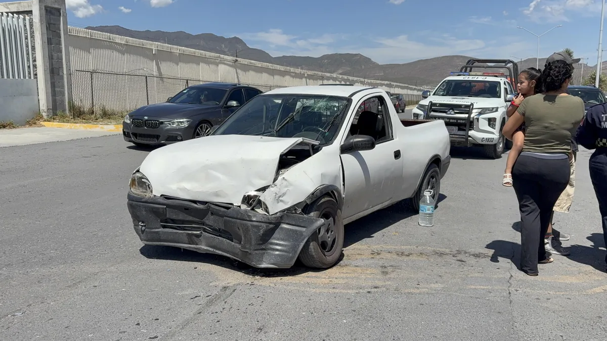 Choque frente al Centro de Justicia Penal en Saltillo y termina lesionado
