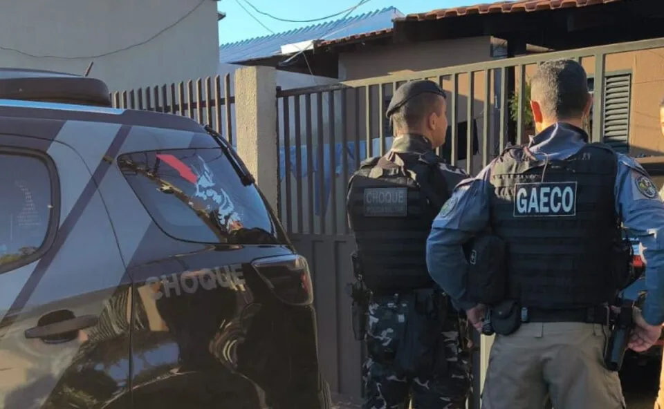 Homem foragido é encontrado em apartamento de luxo durante operação do Gaeco contra grupo criminoso em Londrina