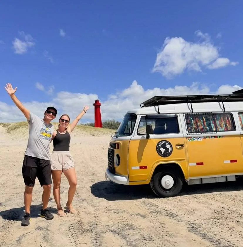 Casal abandonou escritório para ser feliz na estrada e morar em Kombi