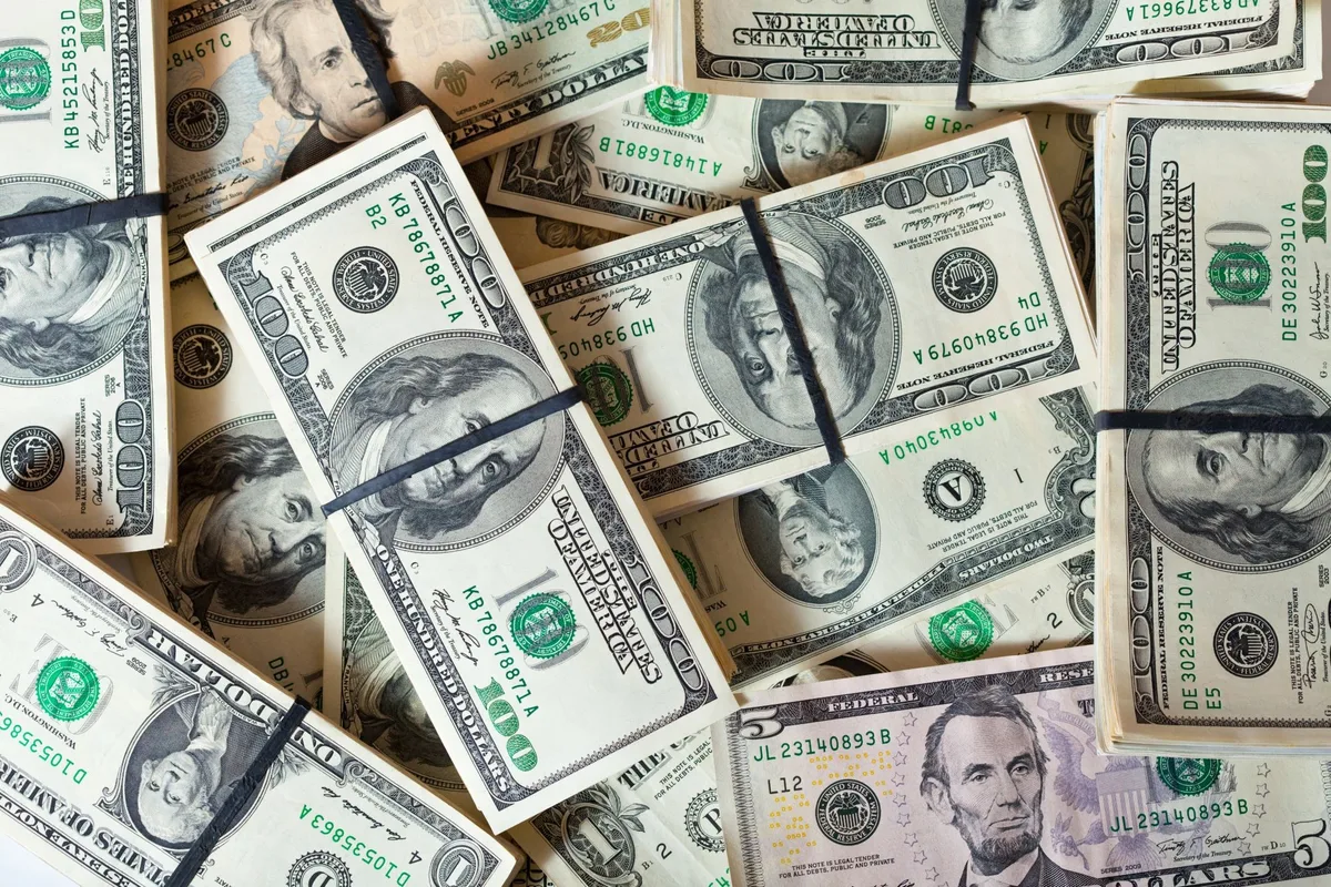 Dólar opera em alta e vai a R$ 5,16, à espera de novas decisões de juros e de olho em quadro político brasileiro
