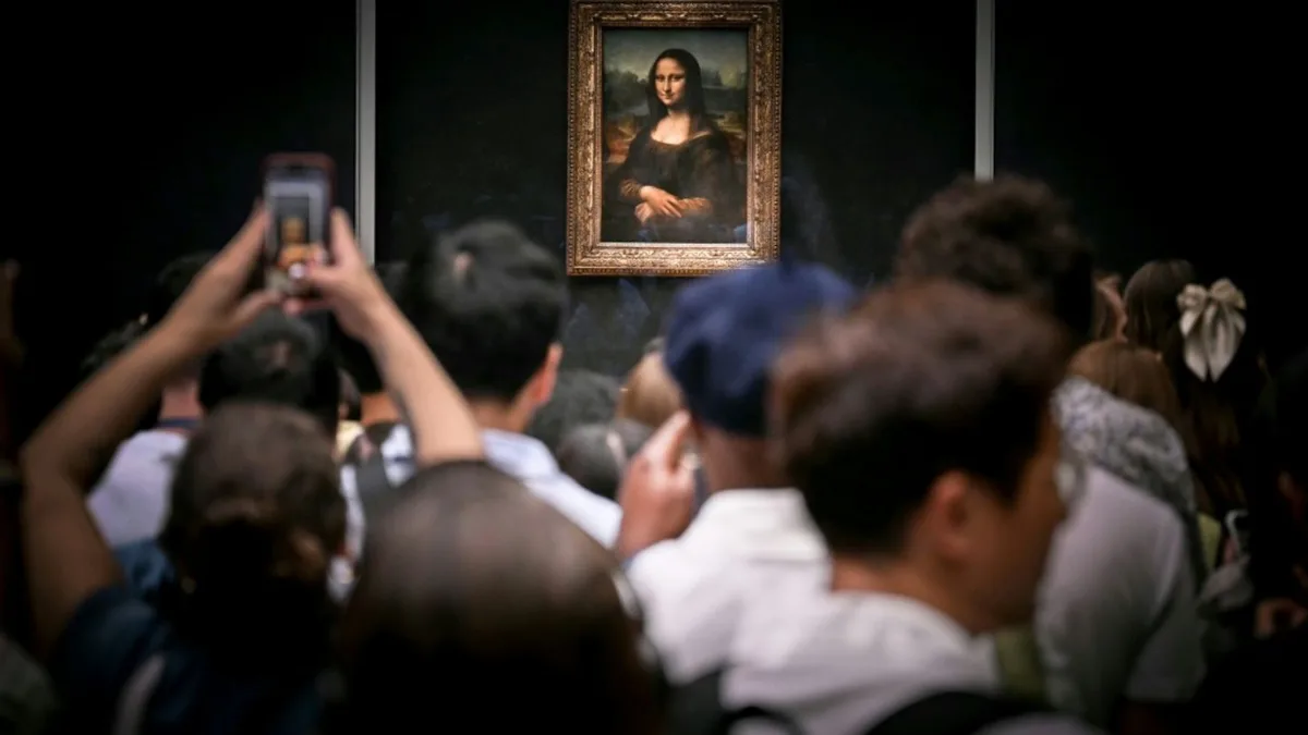 Bilder nahe der Mona Lisa aufgehängt: Deutsche im Louvre festgenommen