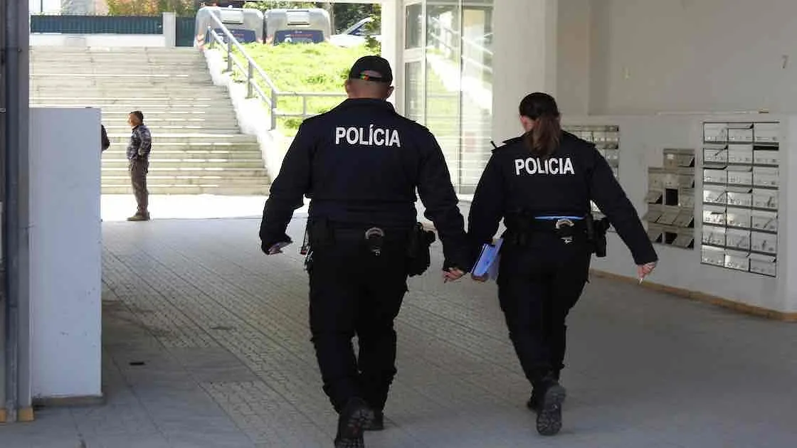 Quanto ganha realmente um polícia em Portugal? Do salário aos suplementos, as contas de quem está na rua