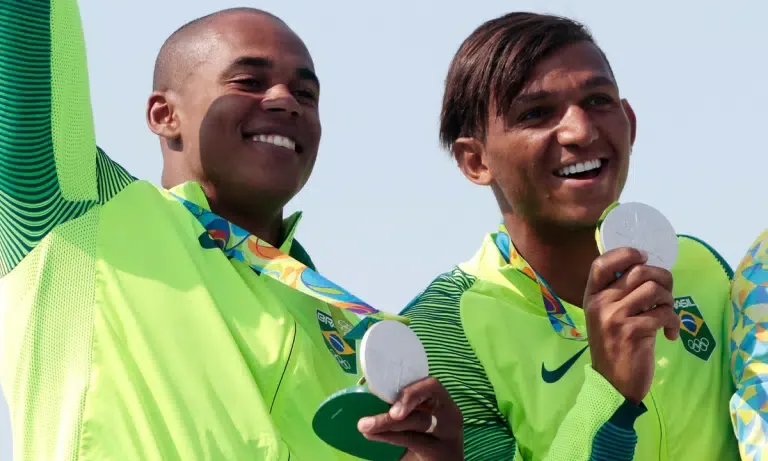 Isaquias Queiroz bate rivais de peso e leva o título mundial no C1 500m