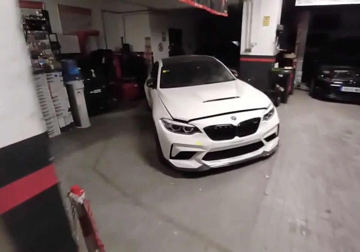 Revientan un taller para llevarse un coche de gran lujo y solo roban 30 euros