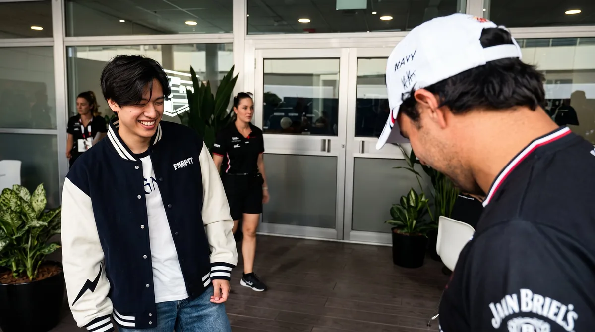 La broma de Checo Pérez que deja a Guanyu Zhou como su nueva víctima en Singapur