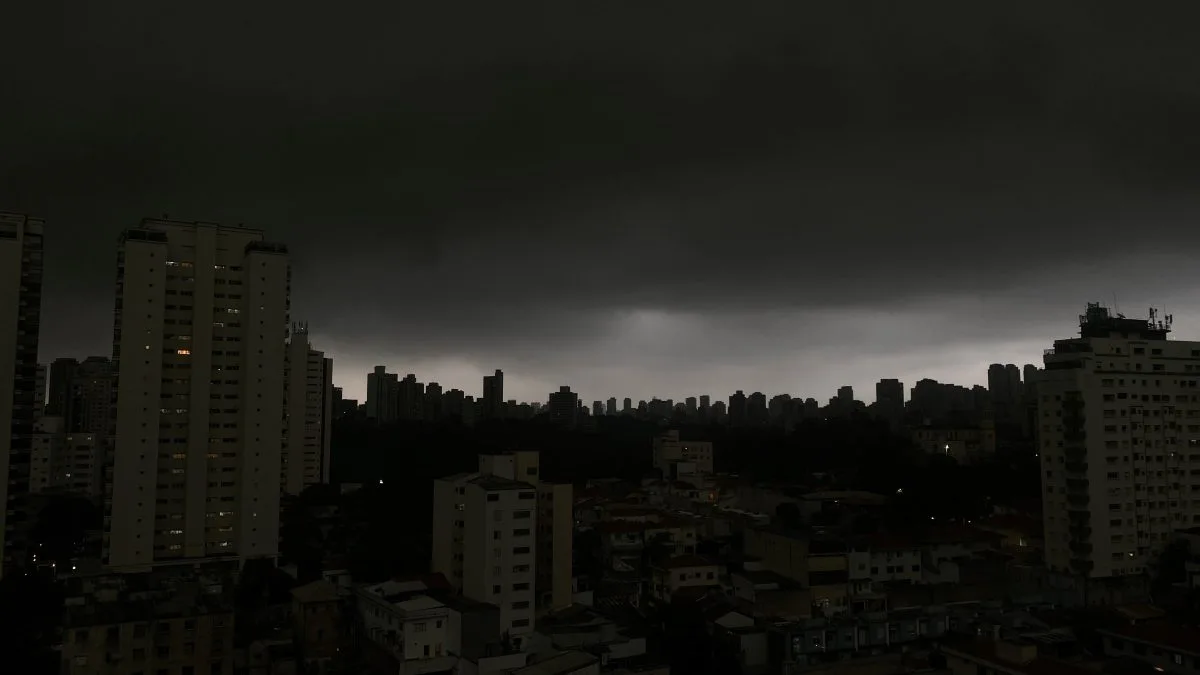 Alerta vermelho prevê tempestades severas no Sul do Brasil, com risco de granizo, tornados e chuva intensa