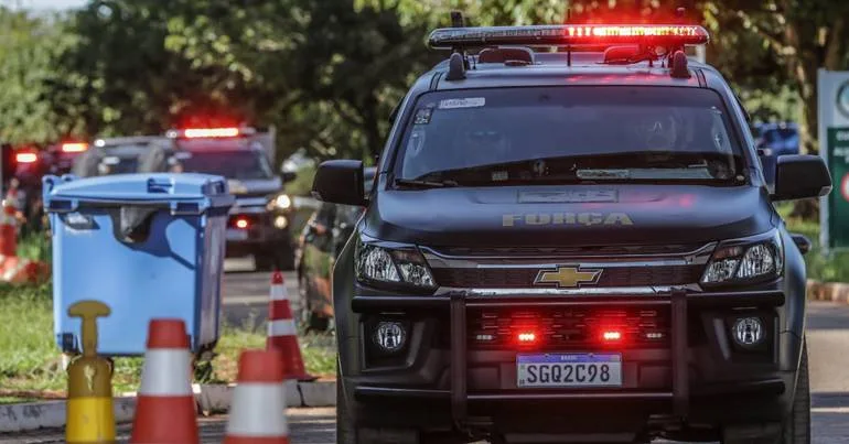 Homem armado faz crianças reféns em jardim de infância