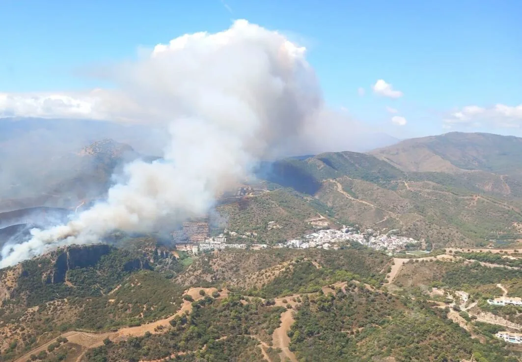 El incendio forestal de Benahavís (Málaga) deja tres heridos y obliga a desalojar a 50 vecinos de la urbanización Montemayor
