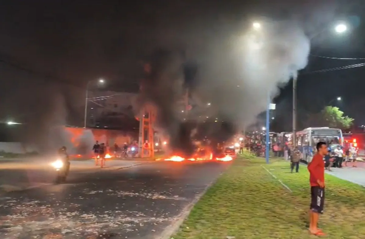 Moradores fazem protesto após desaparecimento de criança e interditam PE-15, no Grande Recife; VÍDEO