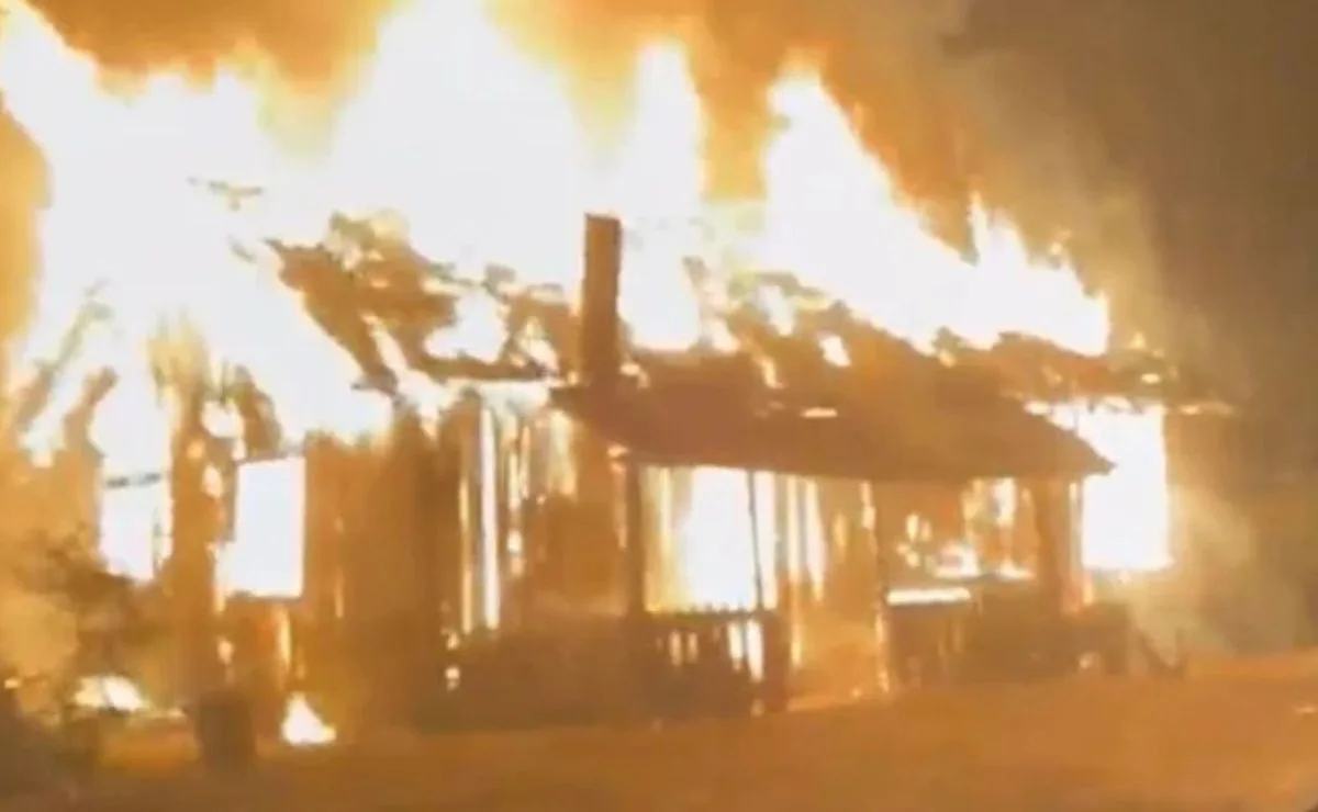 Família que teve casa destruída por incêndio pede ajuda para reconstruir a vida: “Momento muito difícil”