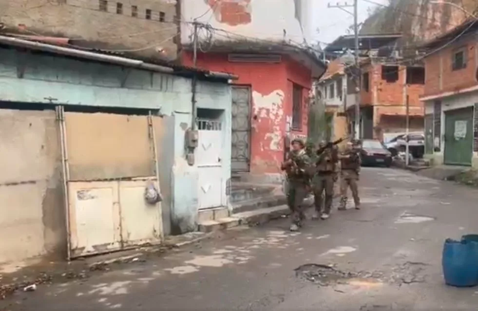 Vídeo: PM faz operação em comunidades após descobrir plano do CV de invadir Complexo de Israel