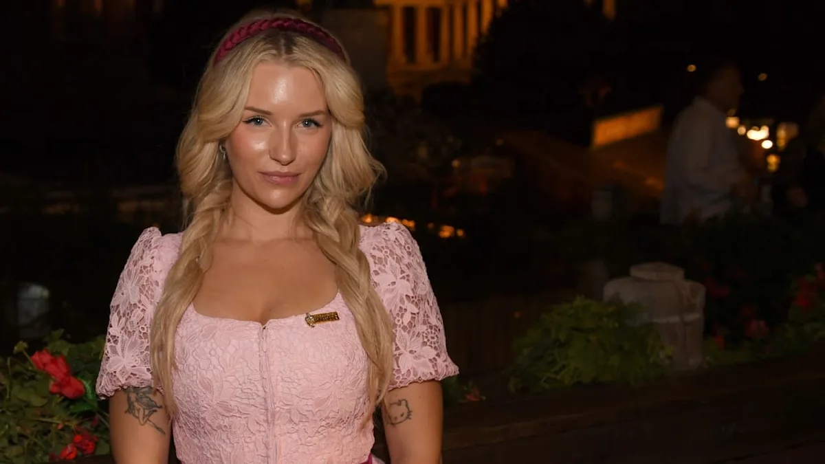 Schleifen-Desaster beim „Almauftrieb“ - Lottie Moss kam als „Witwe“ zur Wiesn