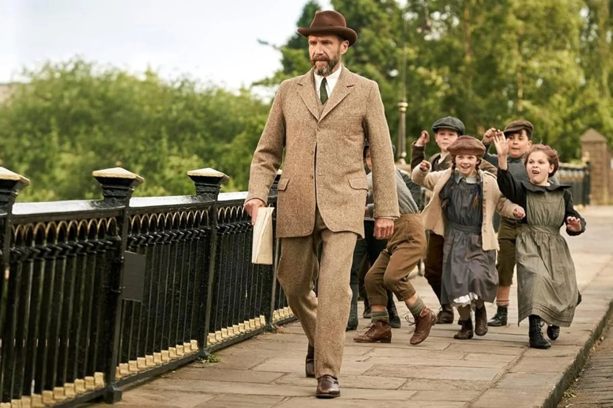'Sinfonia de Guerra', novo filme estrelado por Ralph Fiennes, chega ao streaming nesta semana
