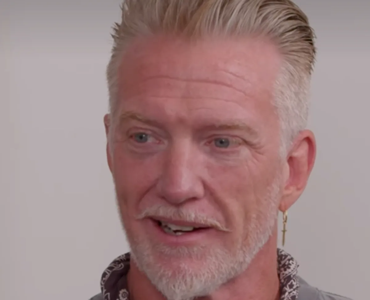 Josh Homme diz que quem pega violão em festa “passa vergonha”